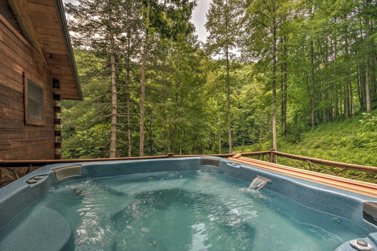 Bryson City Cabin With Wraparound Deck And Hot Tub Kültér fotó